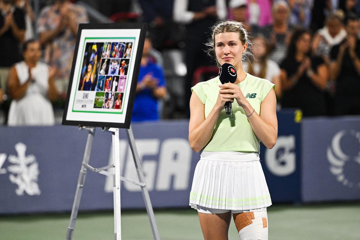 Eugenie Bouchard (Can) giải quyết đám đông trong buổi lễ nghỉ hưu của cô tại sân vận động IGA. 
