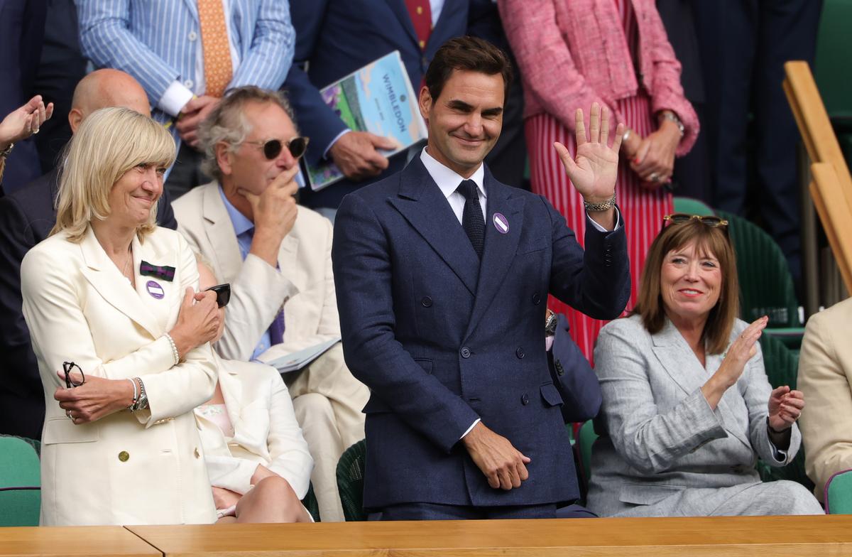 Roger Federer vẫy tay từ Hoàng gia khi Novak Djokovic của Serbia kỷ niệm chiến thắng của anh trước Alex de Minaur của Úc sau trận đấu vòng bốn của các quý ông vào ngày thứ tám của Giải vô địch Wimbledon 2025.