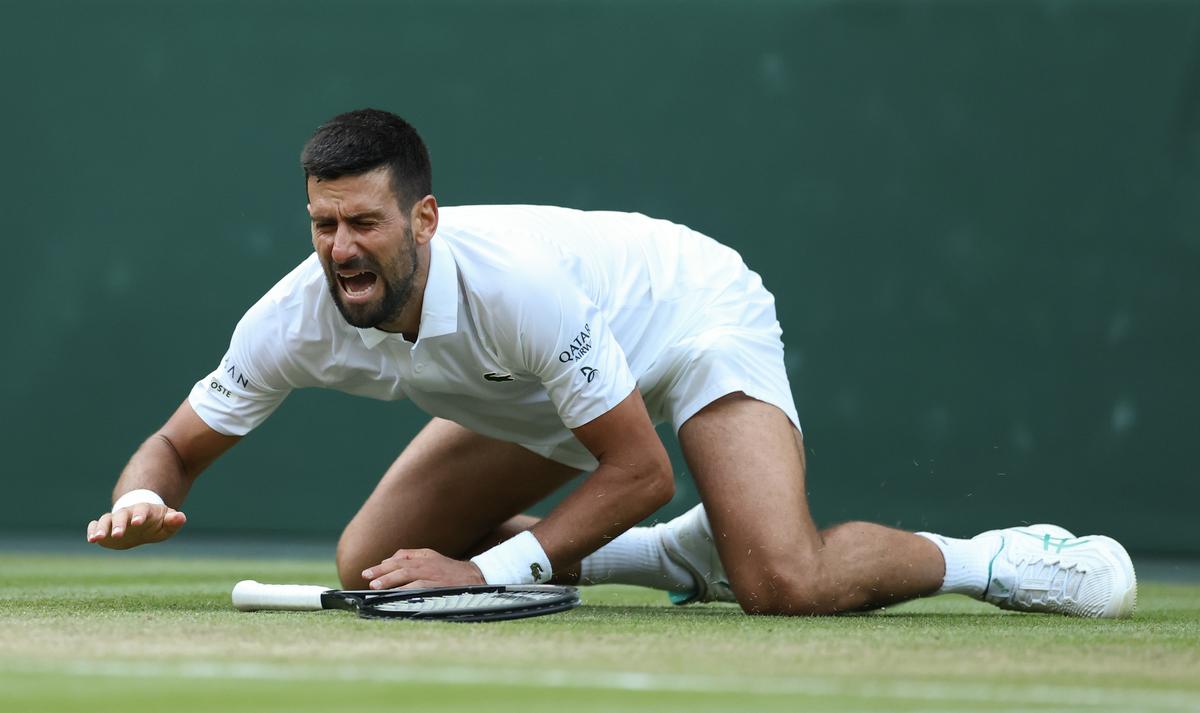 Novak Djokovic của Serbia Falls trong trận đấu cho trận đấu với Flavio Cobolli của Ý trong trận tứ kết độc thân của các quý ông vào ngày mười của Giải vô địch Wimbledon 2025 tại tất cả các câu lạc bộ quần vợt và Croquet của Anh vào ngày 09 tháng 7 năm 2025, ở London, Anh. Novak Djokovic của Serbia Falls trong trận đấu cho trận đấu với Flavio Cobolli của Ý trong trận tứ kết độc thân của các quý ông vào ngày mười của Giải vô địch Wimbledon 2025 tại tất cả các câu lạc bộ quần vợt và Croquet của Anh vào ngày 09 tháng 7 năm 2025, ở London, Anh.