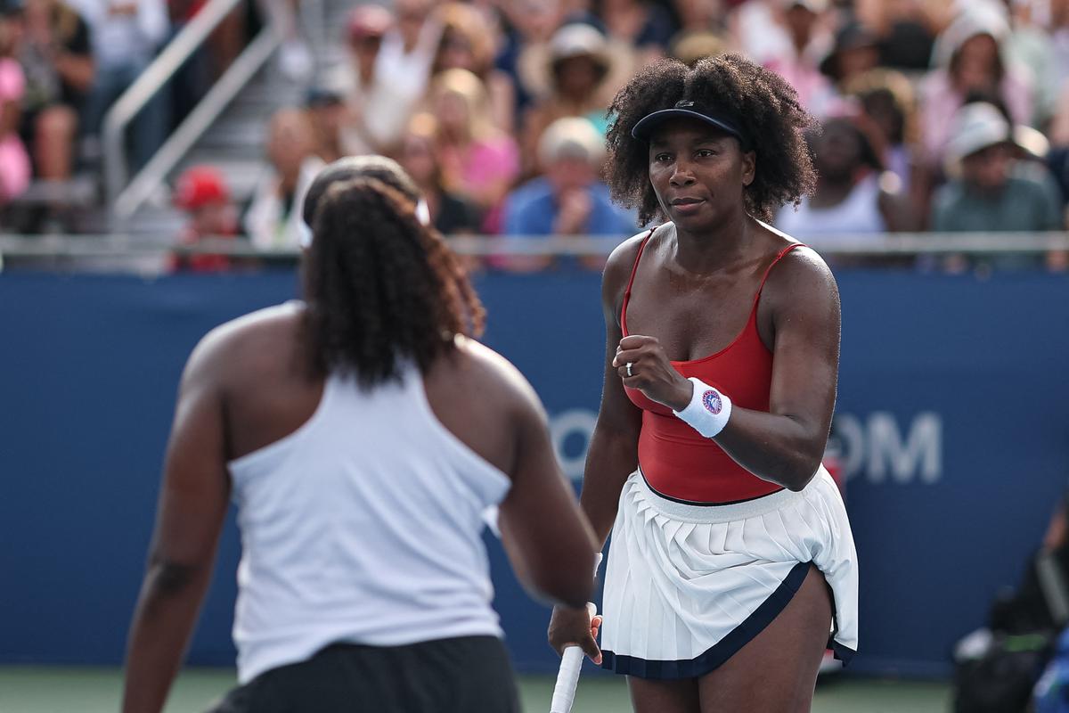 Venus Williams (R) và Hailey Baptiste ăn mừng sau một điểm chống lại Shuai Zhang và Taylor Townsend (không hình) trong trận đấu đôi của phụ nữ.
