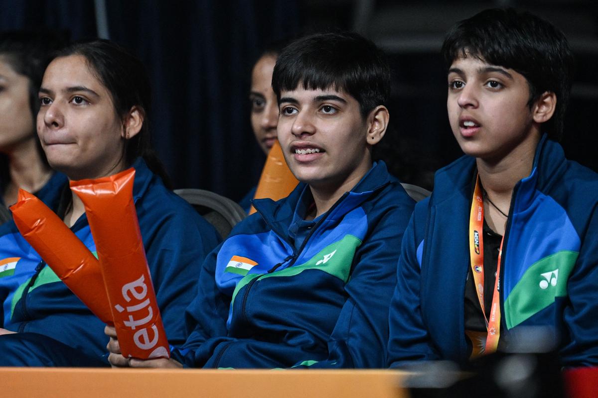 Những ngôi sao đang lên: Shruti Mishra của Ấn Độ, Anmol Kharb và Tanvi Sharma chăm chú khi PV Sindhu phải đối mặt với Supanida Katethong của Thái Lan trong trận chung kết đơn nữ tại Giải vô địch đội bóng châu Á năm 2024, được tổ chức tại Shah Alam, Selam. 