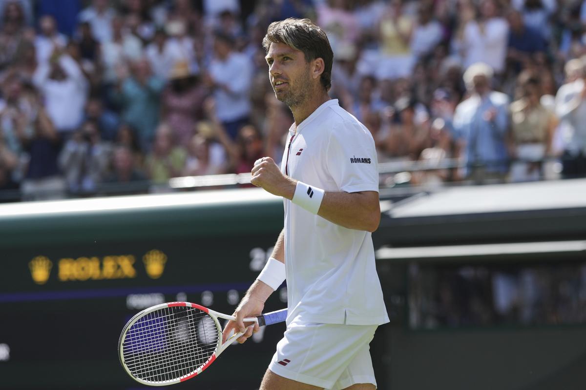 Cameron Norrie của Anh ăn mừng sau khi đánh bại Frances Tiafoe của USA ở vòng thứ hai tại Wimbledon 2025 tại London vào thứ Tư.