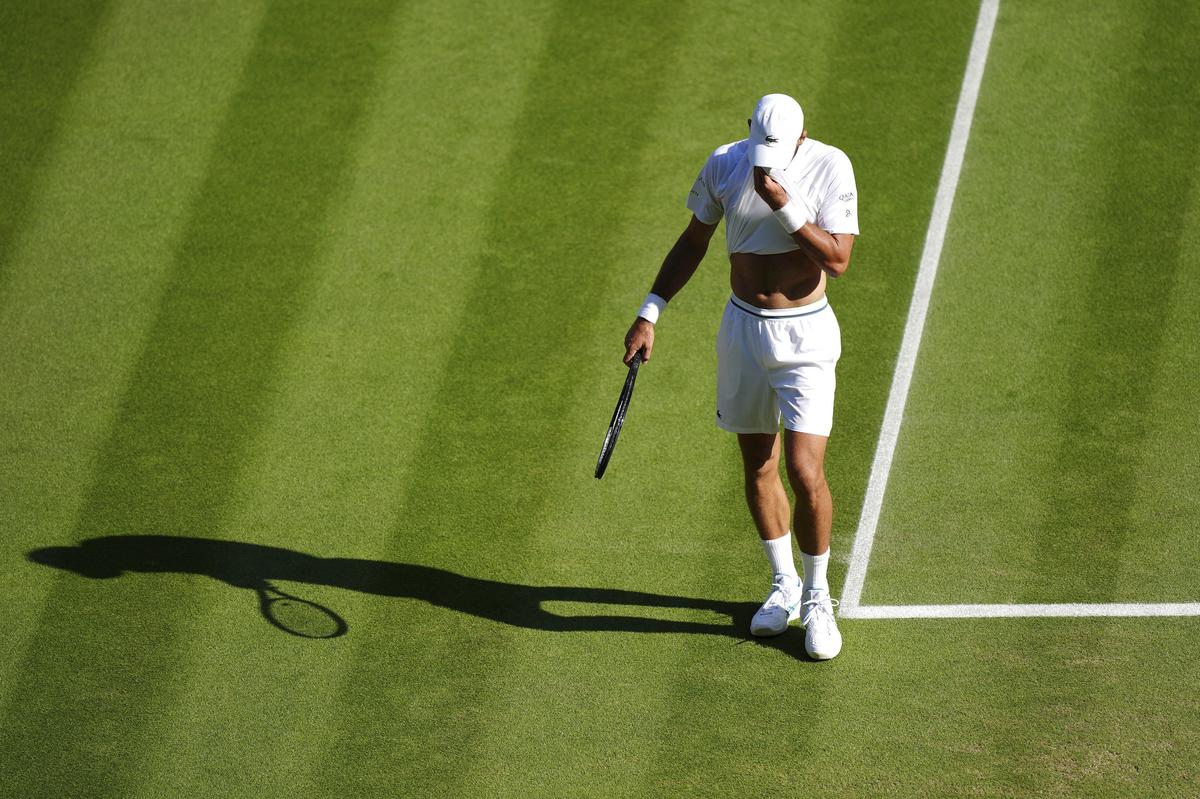 Djokovic đã rời khỏi bán kết tại cả ba chuyên ngành mùa này, bỏ cuộc vì một gân kheo bị rách sau một vòng trong vòng đó tại Công viên Melbourne, sau đó thua Sinner tại Roland-Garros và một lần nữa vào thứ Sáu.