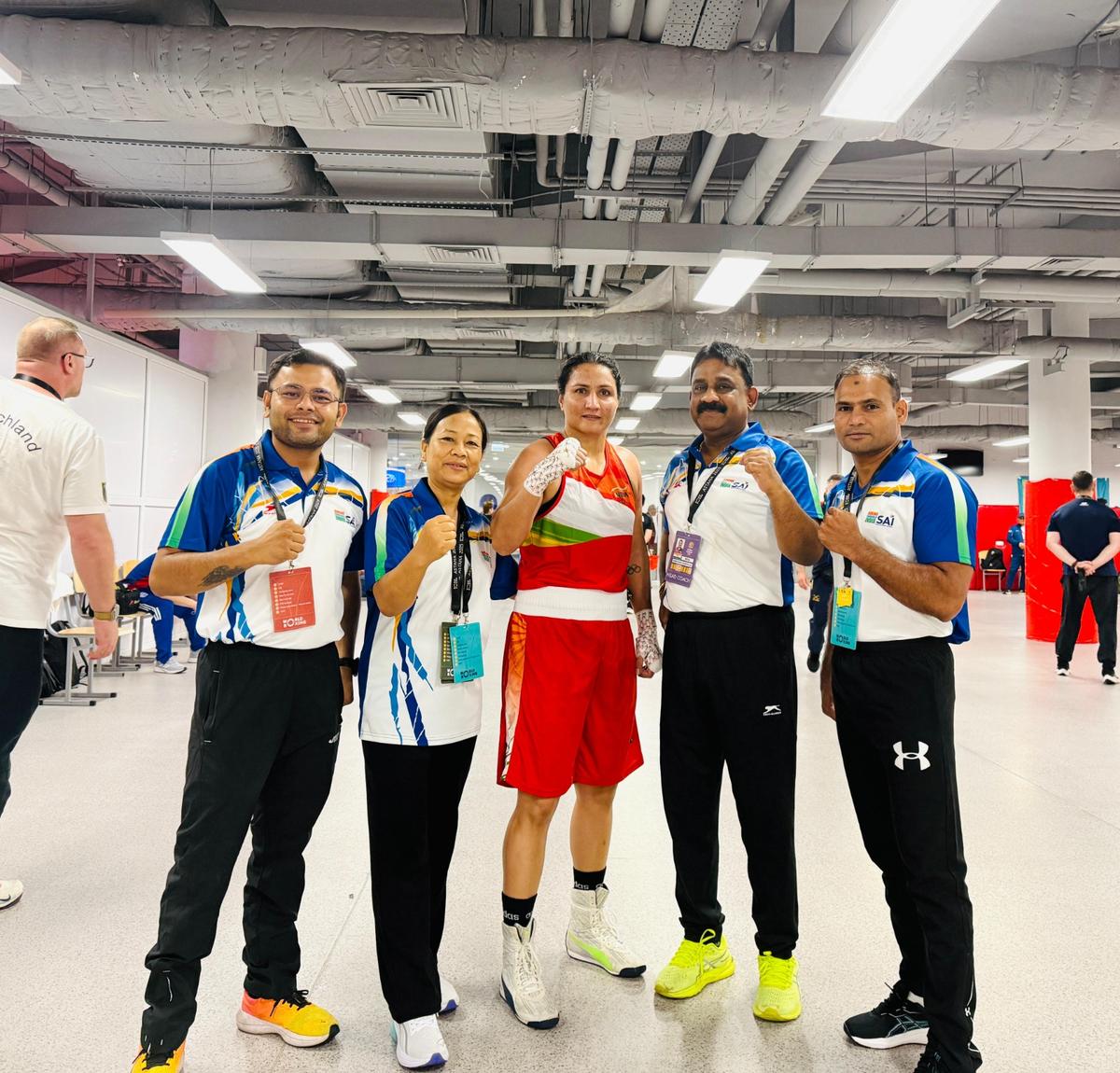 Pooja Rani (màu đỏ) đã đảm bảo Ấn Độ một huy chương vào ngày thứ 3 của World Boxing Cup, Astana, Kazakhstan 2025 Pooja Rani (màu đỏ) đã đảm bảo Ấn Độ một huy chương vào ngày thứ 3 của World Boxing Cup, Astana, Kazakhstan 2025