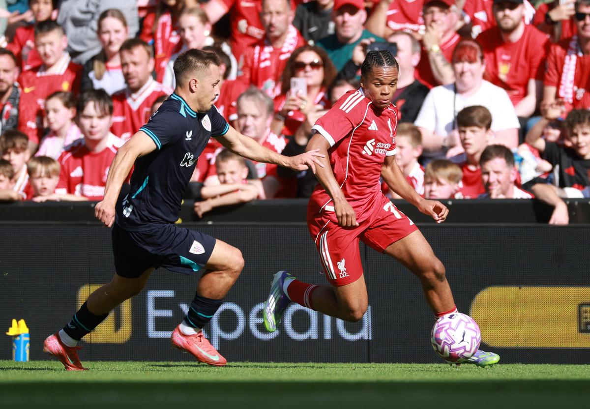 Ảnh tập tin: Rio Ngumoha của Liverpool hoạt động với Athletic Bilbao's Andoni Gorosabel.