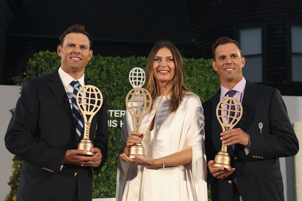 Nhà vô địch lớn năm lần độc thân Maria Sharapova đặt ra với đội đôi Bob và Mike Bryan của Mỹ sau khi họ được giới thiệu vào Đại sảnh Danh vọng Quần vợt Quốc tế ở Newport, Rhode Island, US, ngày 23 tháng 8 năm 2025.   