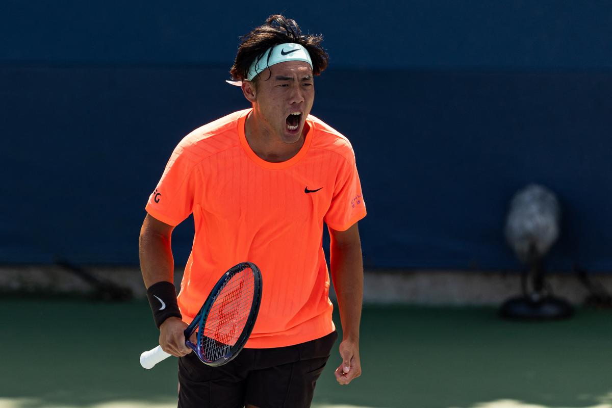 Coleman Wong trong hành động chống lại Aleksandar Kovacevic trong vòng đầu tiên của cuộc thi đơn nam tại US Open 2025.