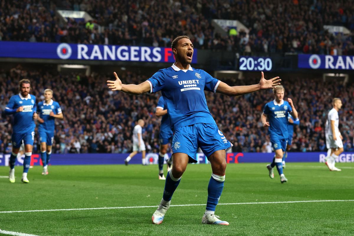 Cyriel Dessers của Rangers FC kỷ niệm ghi bàn thắng thứ hai của đội anh ta từ điểm phạt trong trận đấu vòng loại thứ ba của UEFA Champions League với Viktoria Plzen.