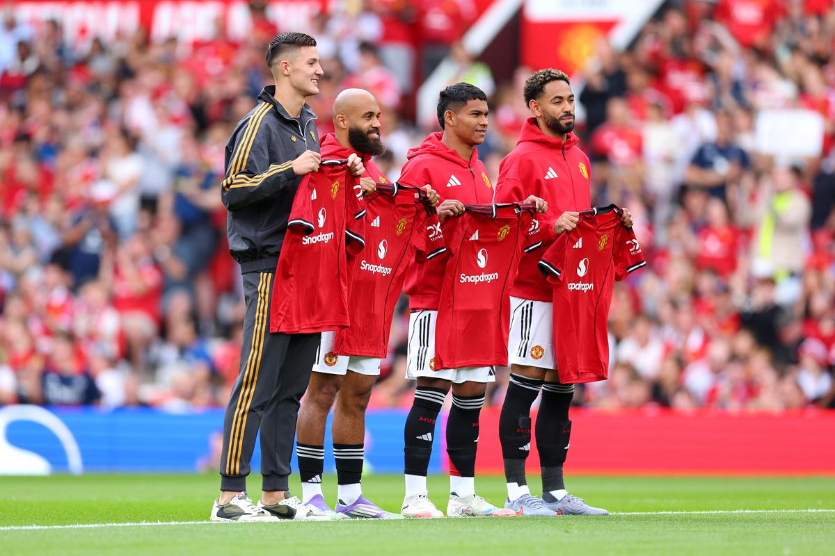 Các bản hợp đồng mới Bryan Mbeumo, Benjamin Sesko, Diego Leon và Matheus Cunha của Manchester United đã tiết lộ trước khi một trận giao hữu trước mùa giải với Fiorentina tại Old Trafford. Các bản hợp đồng mới Bryan Mbeumo, Benjamin Sesko, Diego Leon và Matheus Cunha của Manchester United đã tiết lộ trước khi một trận giao hữu trước mùa giải với Fiorentina tại Old Trafford.