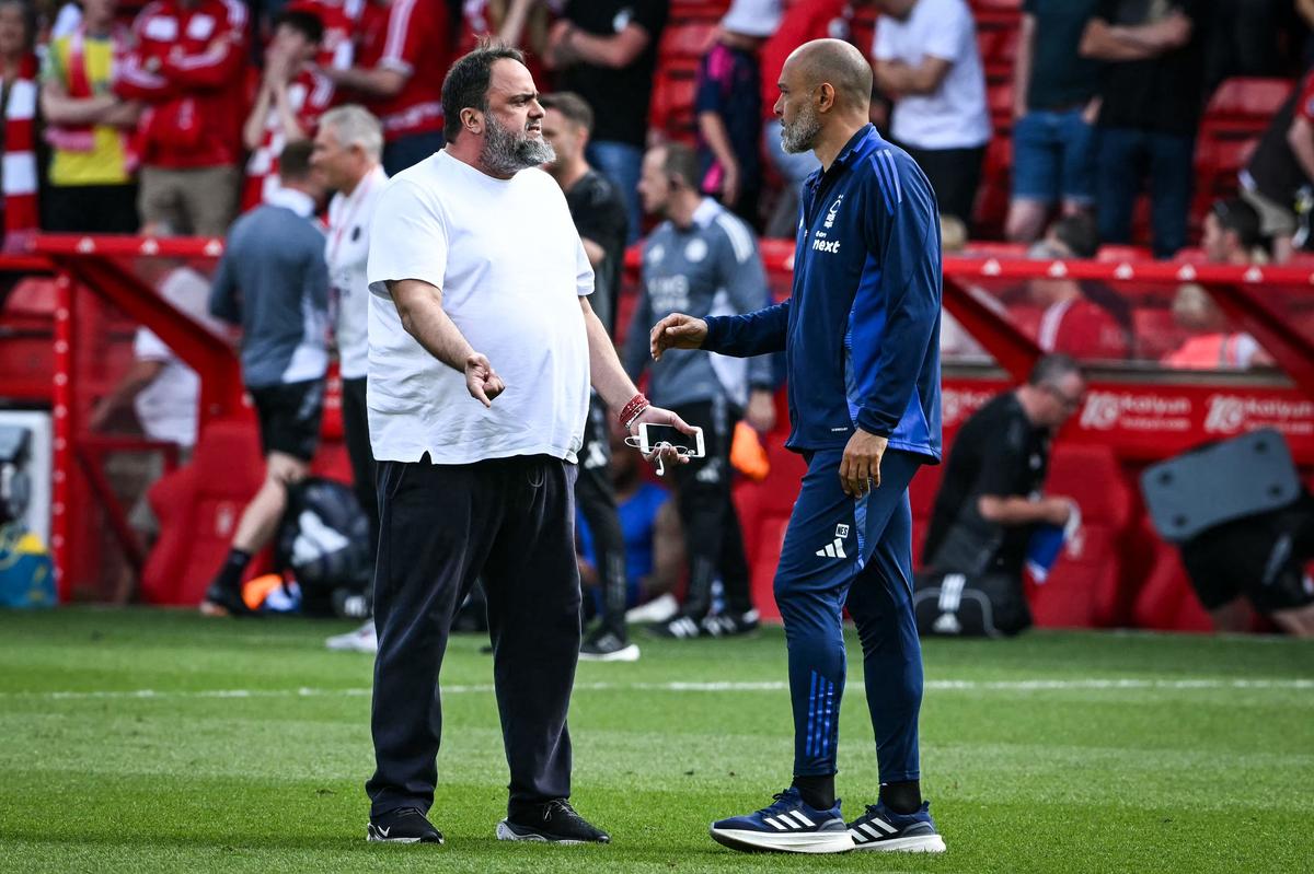 Ảnh tập tin: Quản lý người Bồ Đào Nha của Nottingham Forest Nuno Espirito Santo (R) nói chuyện với đồng sở hữu Hy Lạp của Nottingham Forest Evangelos Marinakis (L) ở cuối trận bóng đá Premier League giữa Nottingham Forest và Leicester City.