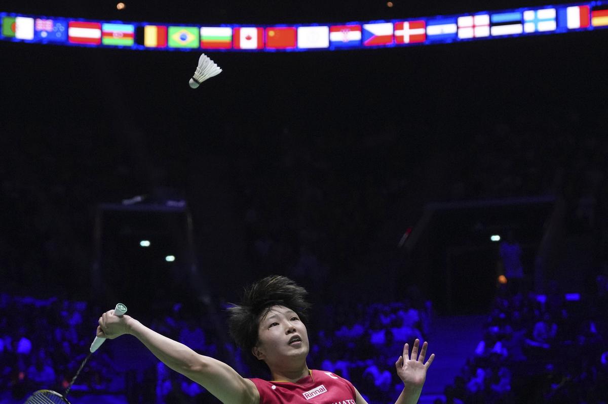 Akane Yamaguchi, ở Nhật Bản, trả lại một phát súng cho Putri Wardani, ở Indonesia, trong trận đấu bán kết đơn nữ của họ. Akane Yamaguchi, ở Nhật Bản, trả lại một phát súng cho Putri Wardani, ở Indonesia, trong trận đấu bán kết đơn nữ của họ.
