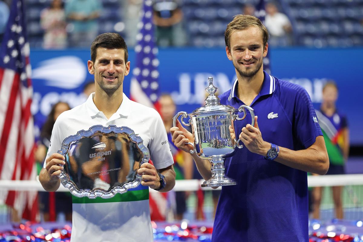 Novak Djokovic của Serbia giữ chiếc cúp á quân cùng với Daniil Medvedev của Nga, người ăn mừng với chiếc cúp vô địch. 
