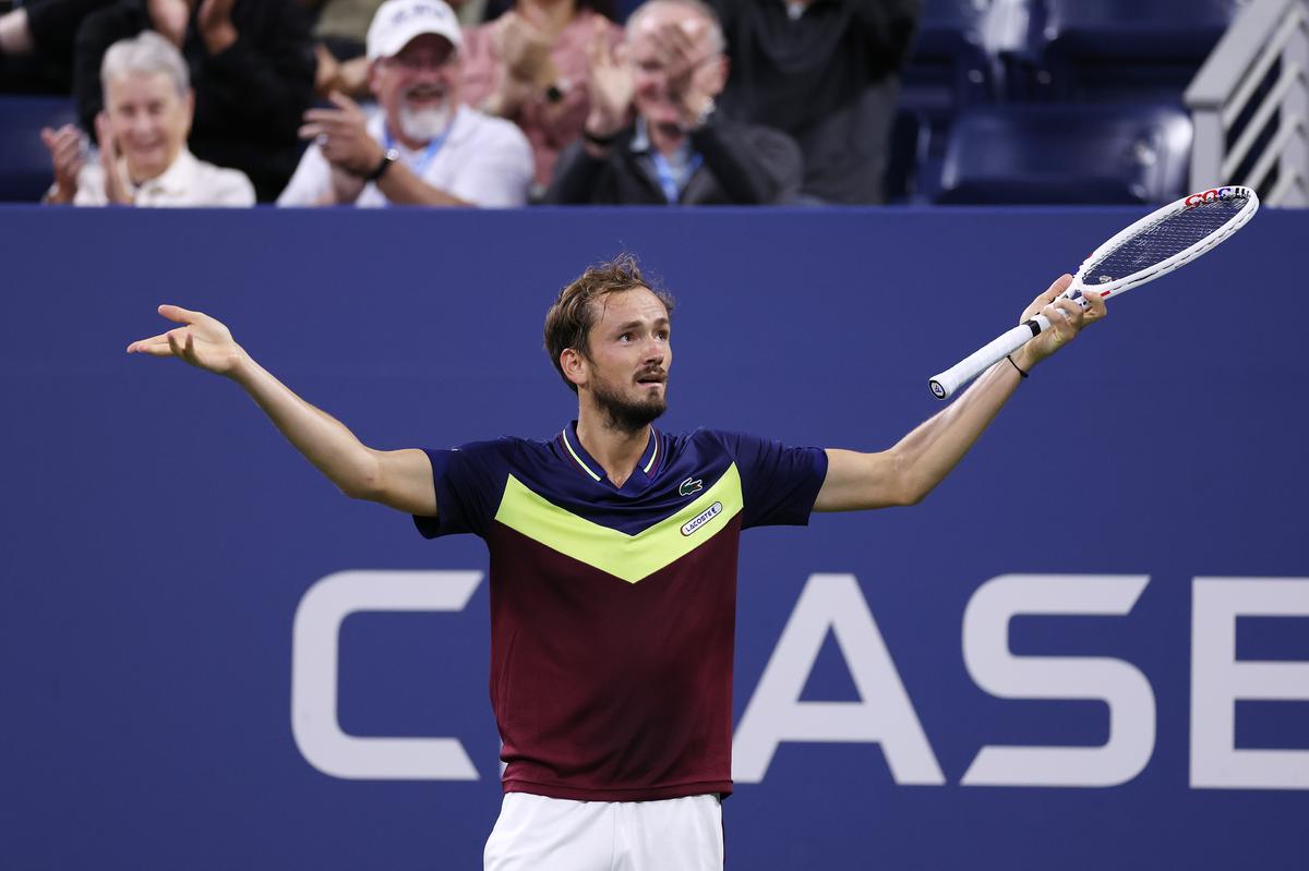 Daniil Medvedev phản ứng với Christopher O'Connell của Úc. 