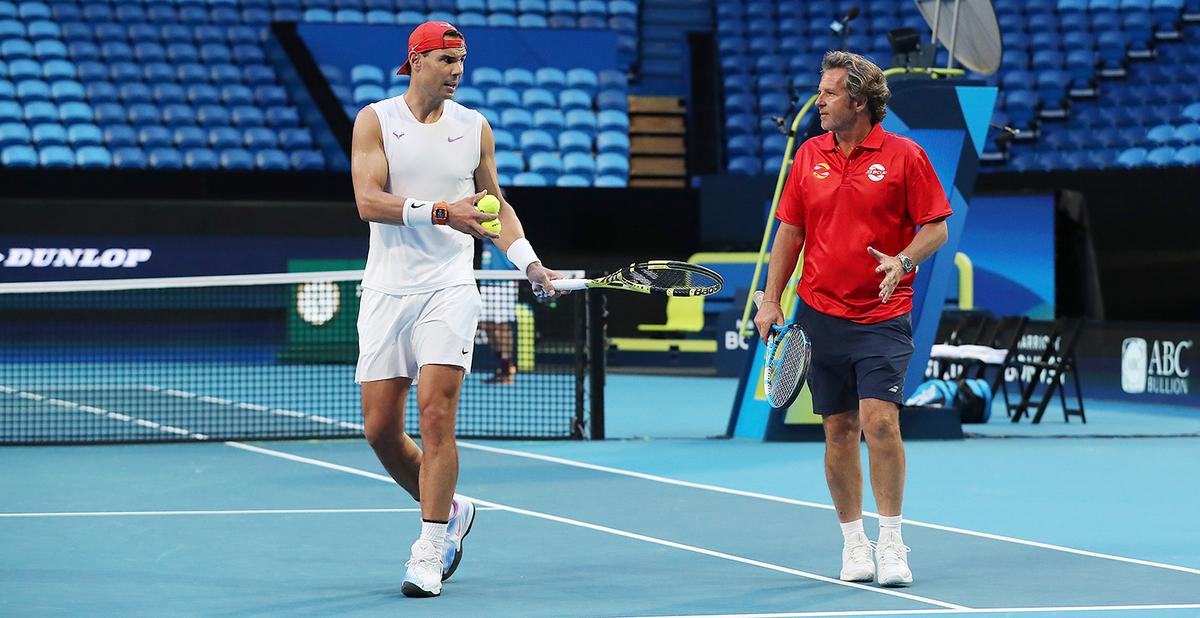 Rafael Nadal của Tây Ban Nha (trái) với Huấn luyện viên Francisco Roig (phải) trong một buổi tập trước Cup ATP 2020 tại RAC Arena vào ngày 02 tháng 1 năm 2020 tại Perth, Úc. 