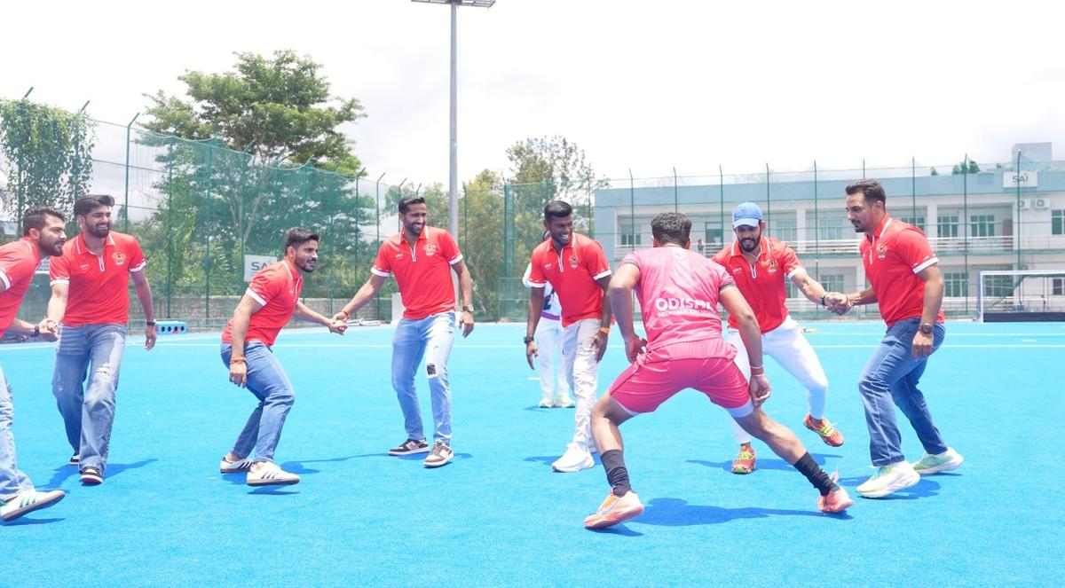 Đội khúc côn cầu nam Ấn Độ và nhượng quyền Gujarat Giants PKL đã có một sự tương tác đặc biệt tại Trung tâm Sai ở Bengaluru hôm thứ Tư. Đội khúc côn cầu nam Ấn Độ và nhượng quyền Gujarat Giants PKL đã có một sự tương tác đặc biệt tại Trung tâm Sai ở Bengaluru hôm thứ Tư.