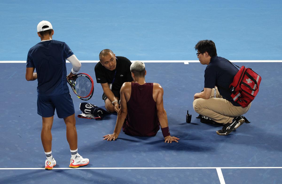Alcaraz nhận được sự chăm sóc y tế sau khi bị chấn thương trong tập đầu tiên.