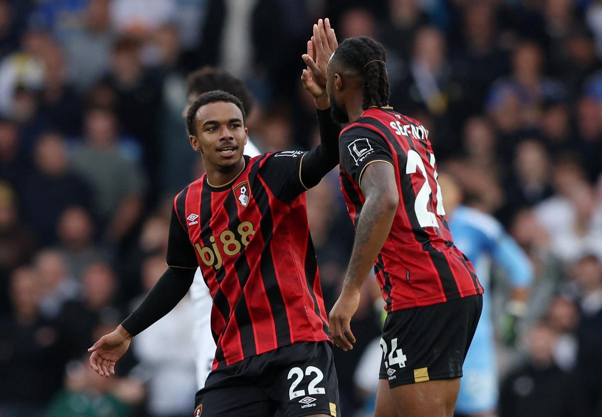 Eli Junior Kroupi của AFC Bournemouth ăn mừng sau khi ghi bàn gỡ hòa.