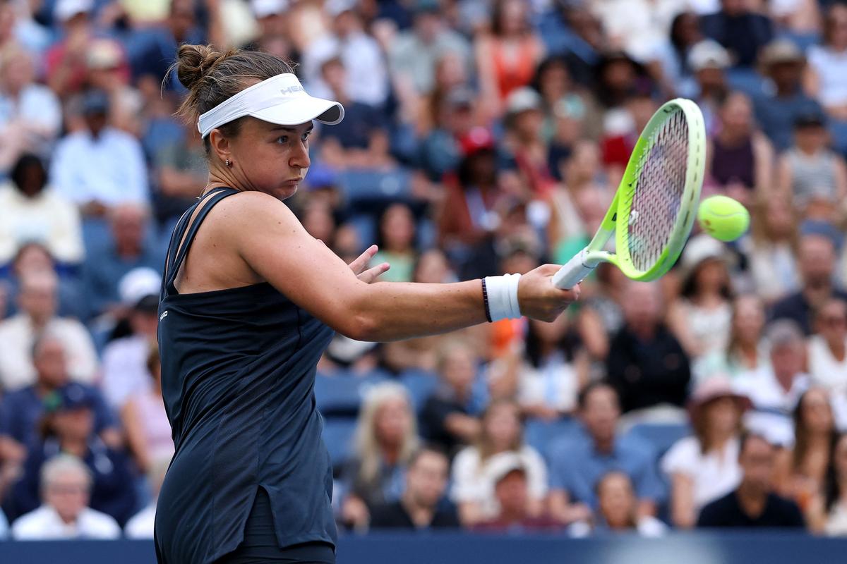 Barbora Krejcikova của Séc trở lại Taylor Townsend của Hoa Kỳ trong trận đấu vòng bốn của phụ nữ vào ngày thứ tám của 2025 US Open. 