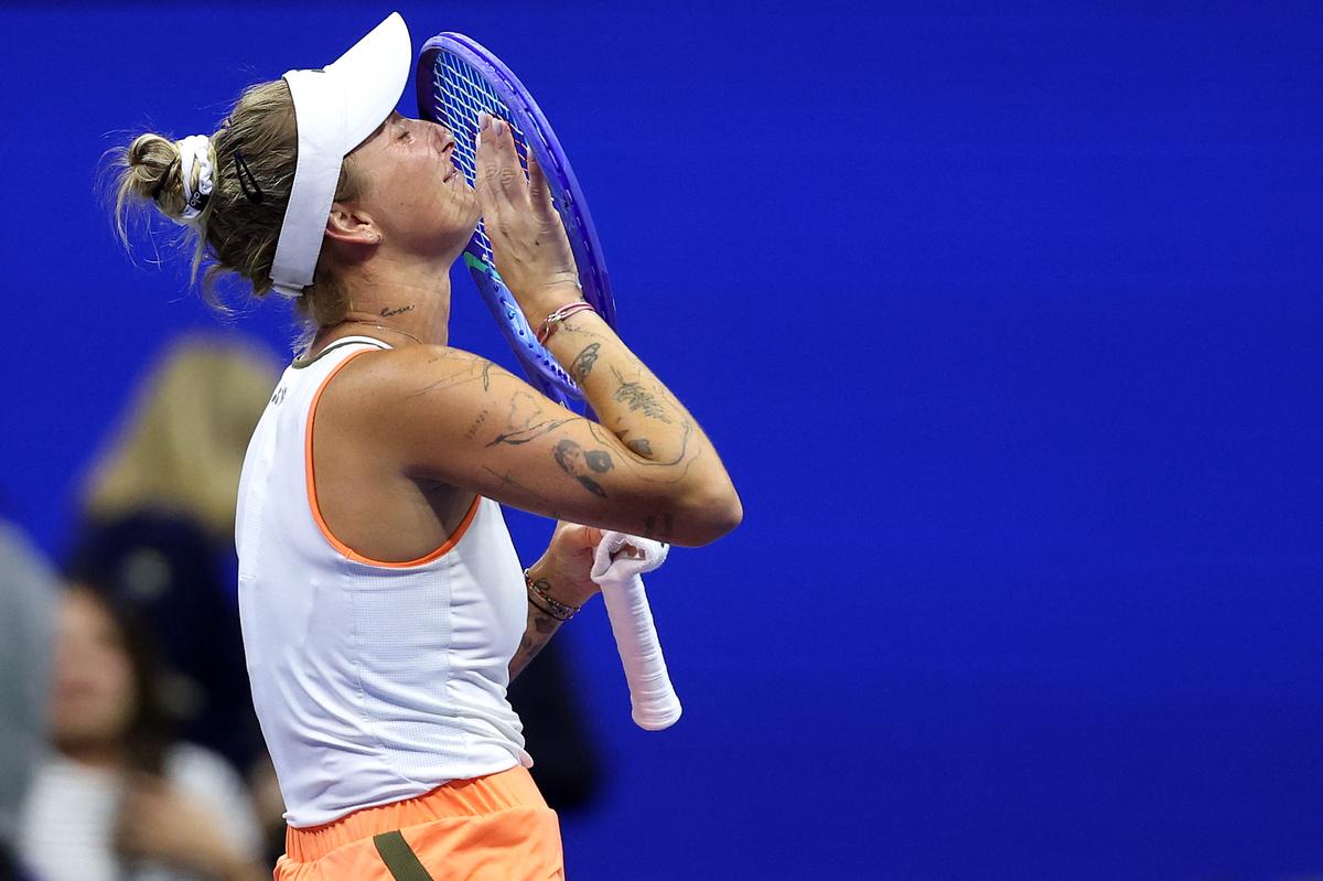 Marketa Vondrousova của Séc kỷ niệm sau khi đánh bại Elena Rybakina của Kazakhstan trong trận đấu vòng bốn của phụ nữ của họ vào ngày thứ tám của năm 2025 US Open. Marketa Vondrousova của Séc kỷ niệm sau khi đánh bại Elena Rybakina của Kazakhstan trong trận đấu vòng bốn của phụ nữ của họ vào ngày thứ tám của năm 2025 US Open.