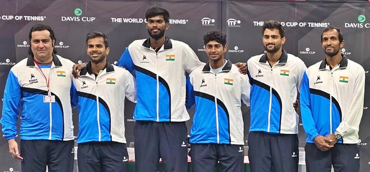 Thuyền trưởng Rohit Rajpal, Sumit Nagal, Dhakshineswar Suresh, Aryan Shah, Rithvik Bollipalli, Sriram Balaji, vào đêm trước trận đấu quần vợt Davis Cup của Ấn Độ với Thụy Sĩ ở Biel hôm thứ Năm.
