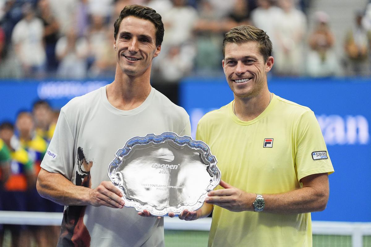 Joe Salisbury và Neal Skupski với chiếc cúp á quân tại US Open 2025. 