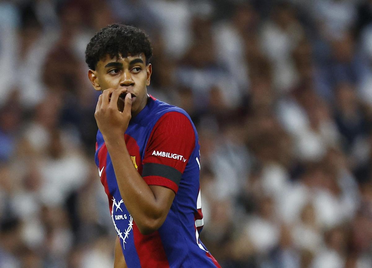 Cầu thủ Lamine Yamal của FC Barcelona thi đấu trong trận El Clasico đầu tiên tại Santiago Bernabeu vào tháng 4 năm ngoái.
