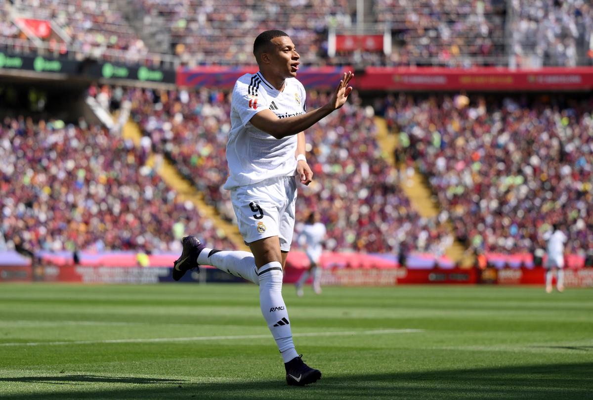 Mbappé ăn mừng khi ghi bàn thắng thứ hai cho Real Madrid trong trận đấu với Barcelona ở La Liga. Mbappé ăn mừng khi ghi bàn thắng thứ hai cho Real Madrid trong trận đấu với Barcelona ở La Liga.