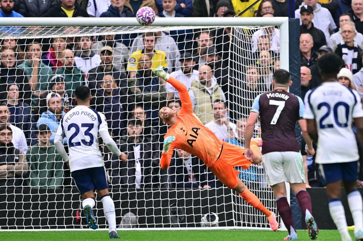 Cú sút xa của Morgan Rogers là bàn thắng đầu tiên của anh ở Premier League mùa này. Cú sút xa của Morgan Rogers là bàn thắng đầu tiên của anh ở Premier League mùa này.
