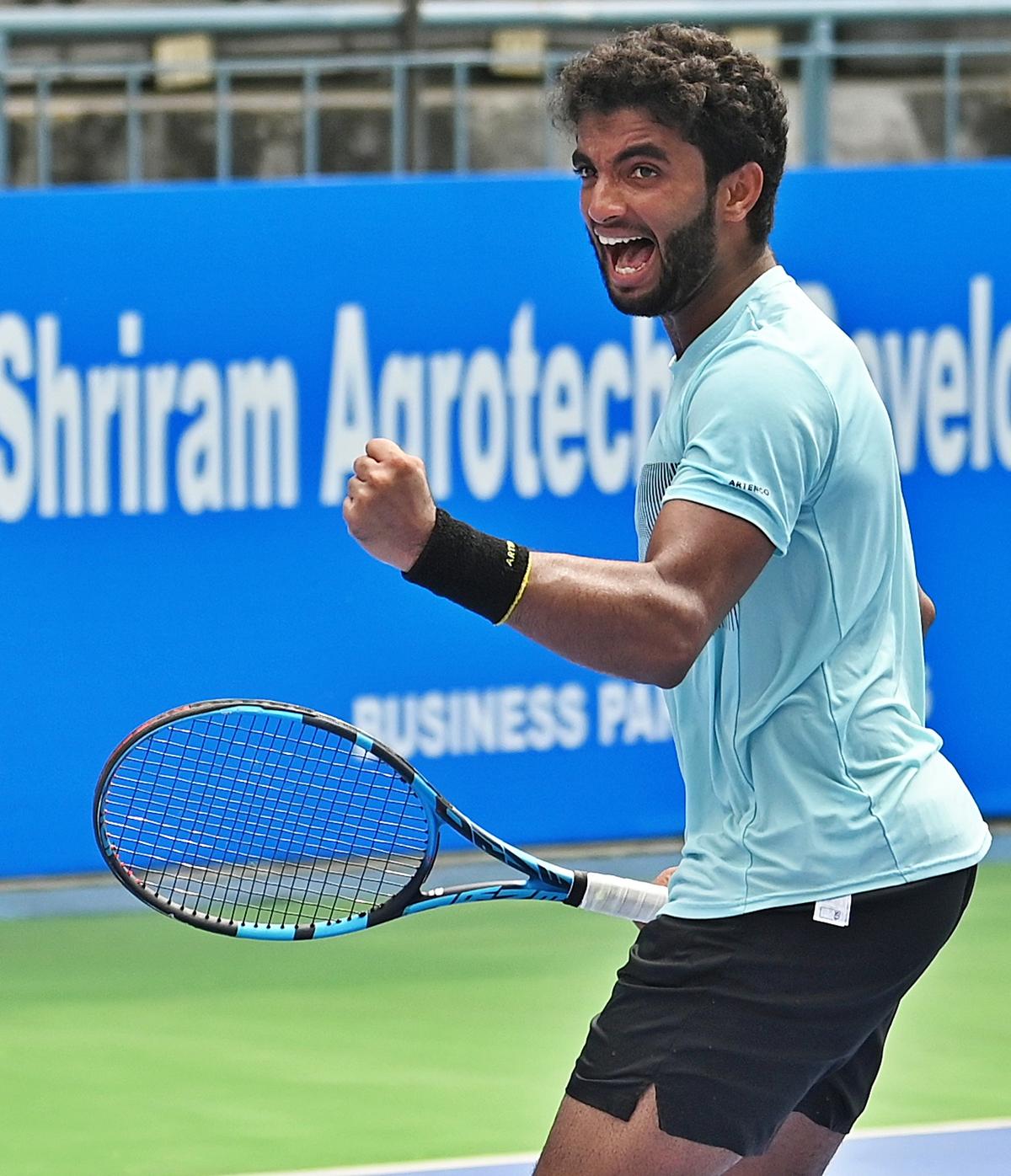 Manish Sureshkumar kỷ niệm chiến thắng của mình trước hạt giống hàng đầu Nitin Kumar Sinha trong Giải vô địch quần vợt quốc gia ở Delhi. 