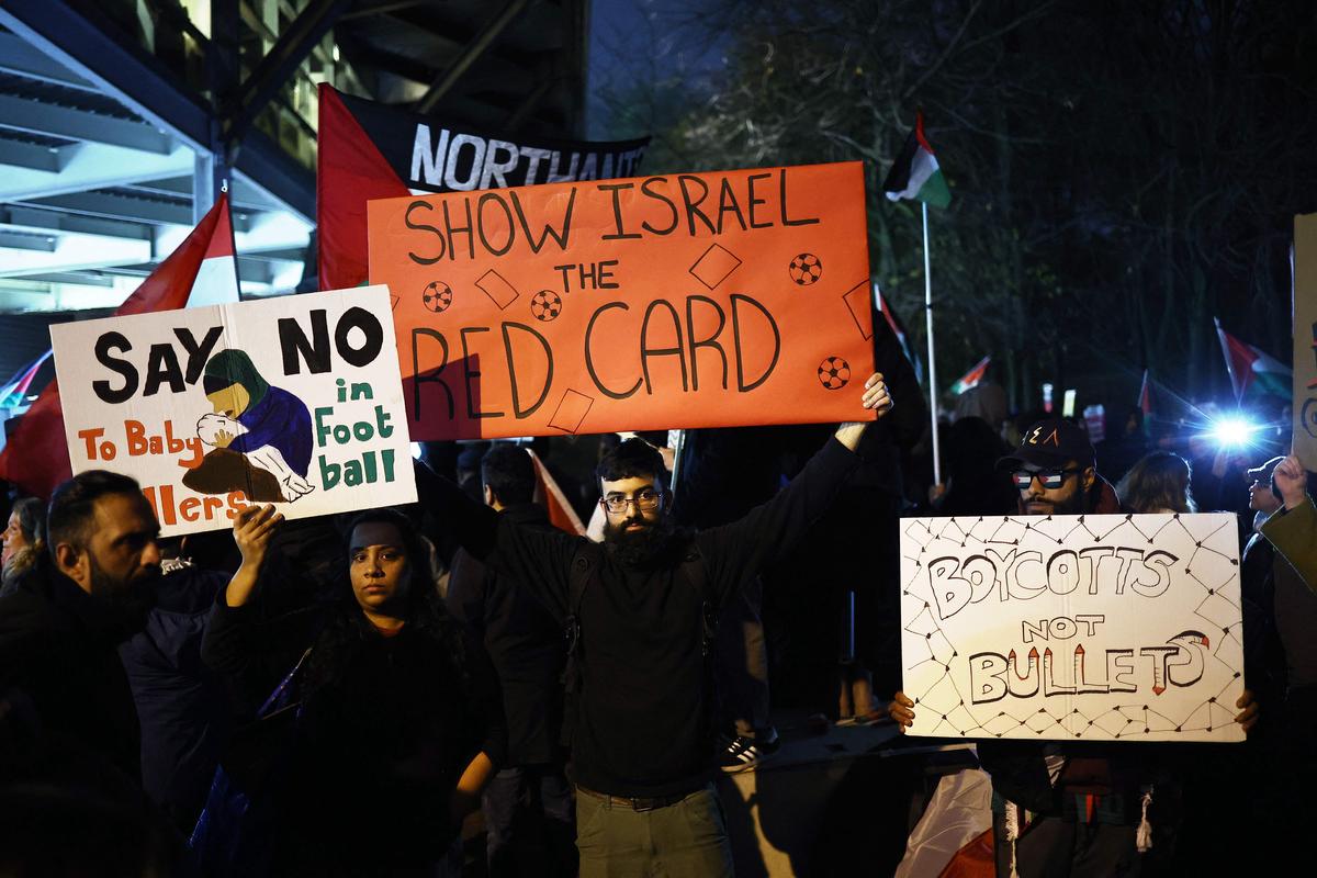 Những người biểu tình ủng hộ Palestine biểu tình bên ngoài Villa Park ở Birmingham vào ngày 6 tháng 11 năm 2025 trước trận đấu UEFA Europa League giữa Aston Villa và Maccabi Tel Aviv.