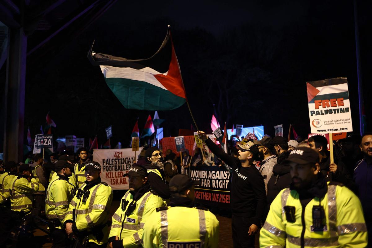 Những người biểu tình ủng hộ Palestine biểu tình bên ngoài Villa Park ở Birmingham, miền trung nước Anh, vào ngày 6 tháng 11 năm 2025 trước trận đấu bóng đá vòng bảng UEFA Europa League giữa Aston Villa và Maccabi Tel Aviv.