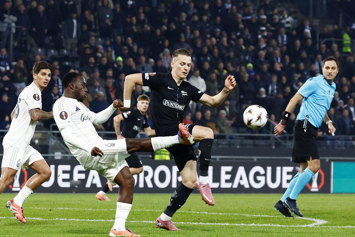 Tiền đạo người Pháp số 15 Arnaud Kalimuendo-Muinga (trái) của Nottingham Forest và hậu vệ người Bỉ số 24 của Sturm Graz Dimitri Lavalee tranh giành bóng. 