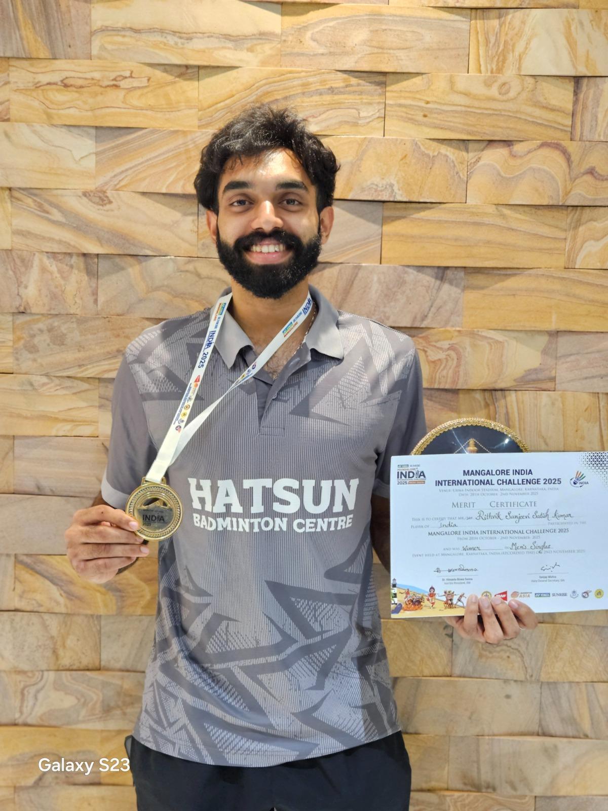 Rithvik, xếp thứ 60 thế giới, đánh bại đồng hương Rounak Chouhan 14-21, 21-19, 21-19