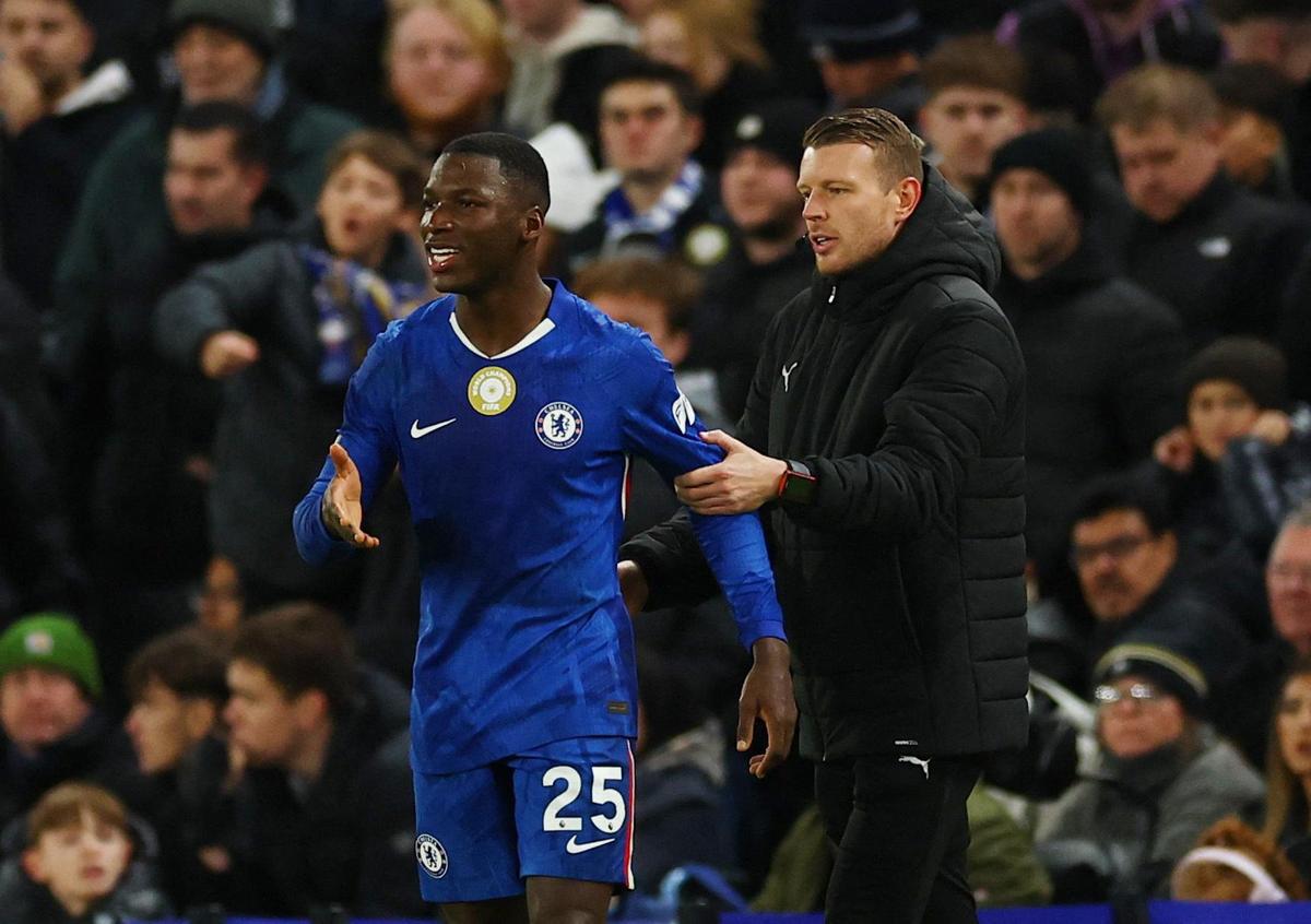 Moise Caicedo của Chelsea (trái) bị đuổi khỏi sân ở phút thứ 38 sau khi VAR kiểm tra pha vào bóng nguy hiểm vào mắt cá chân của Mikel Merino.