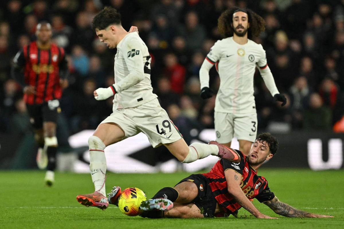 Hậu vệ người Argentina số 05 Marcos Senesi của Bournemouth truy cản tiền vệ người Argentina số 19 Alejandro Garnacho của Chelsea trong một trận đấu bóng đá ở Giải Ngoại hạng Anh. 