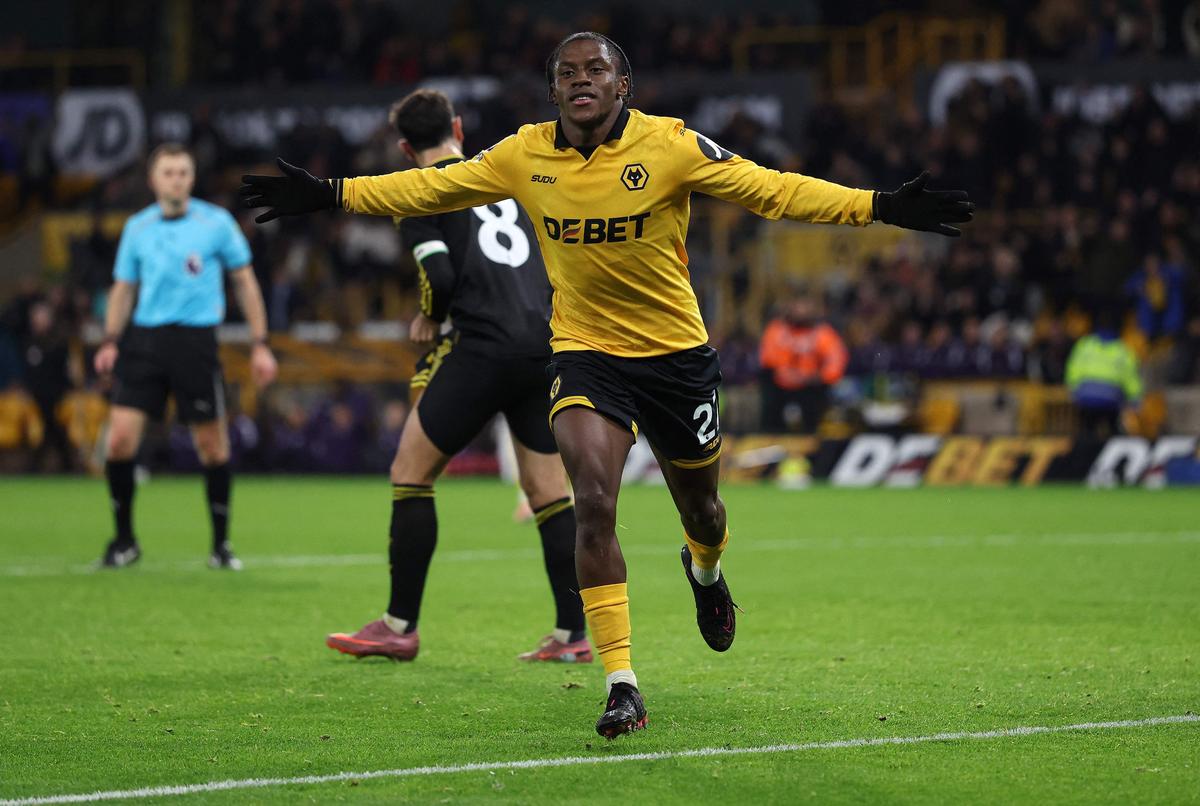 Wolves san bằng tỉ số ngay trước khoảng thời gian Bellegarde sút tung lưới đối phương sau khi cú sút của David Moller Wolfe đi trúng đường đi của anh ta.