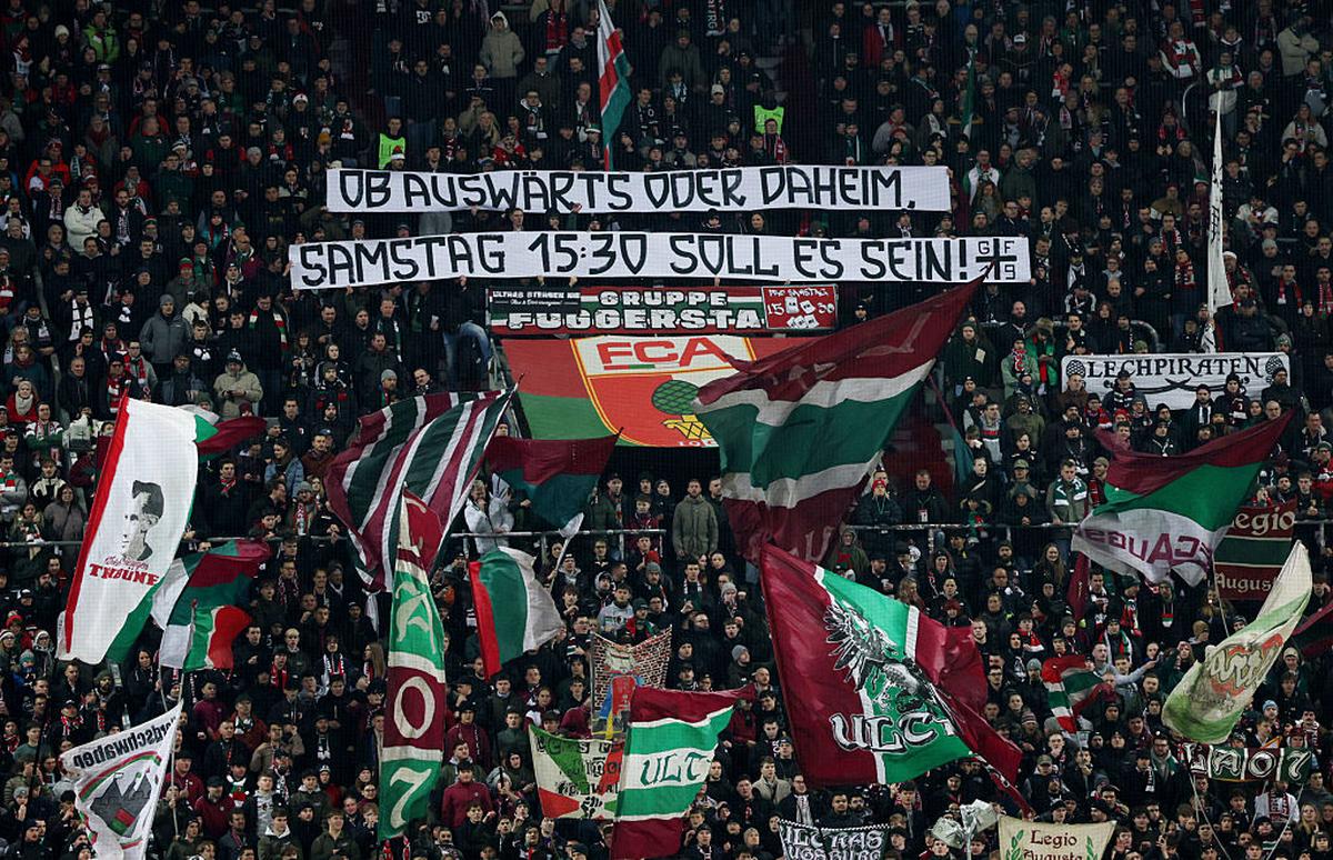 Người hâm mộ giương biểu ngữ phản đối quyết định tổ chức trận đấu hiếm hoi vào thứ Năm.