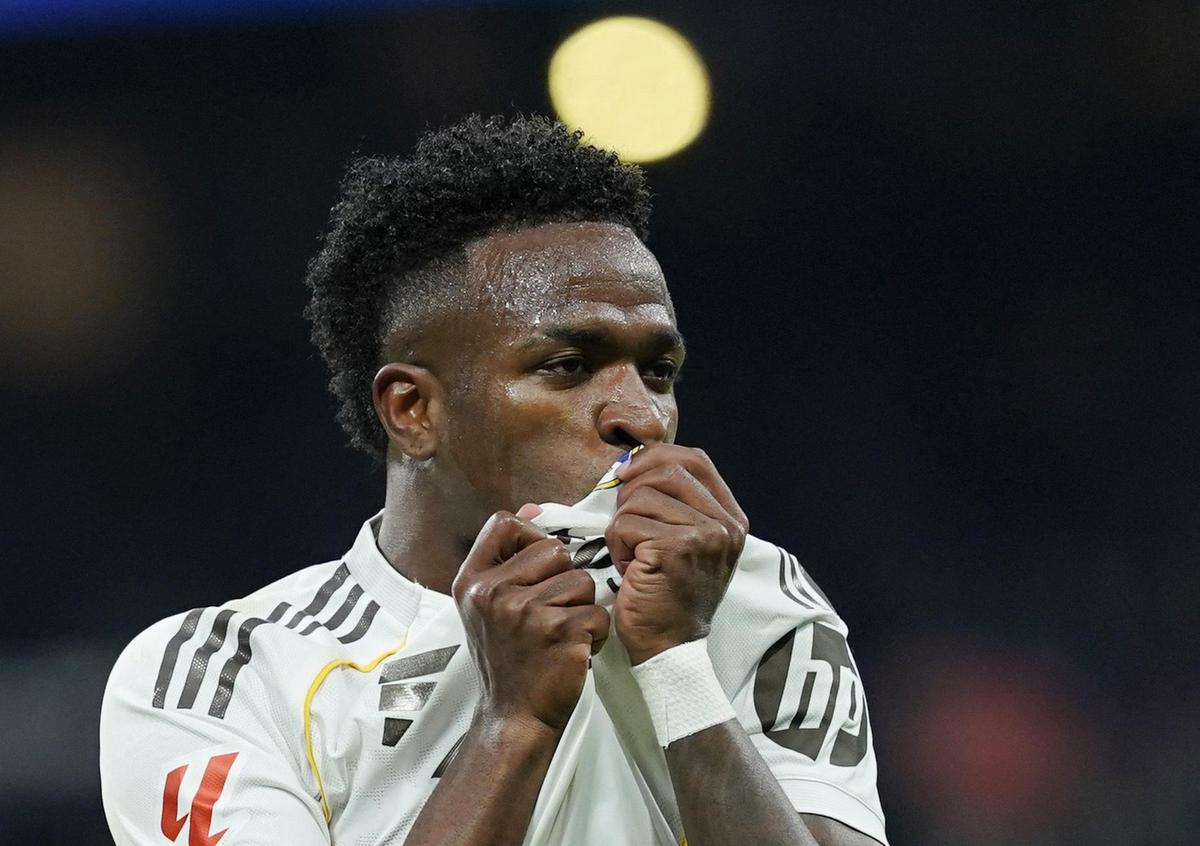 Vinicius Junior của Real Madrid ăn mừng sau khi giúp đội nhà dẫn trước Rayo Vallecano.