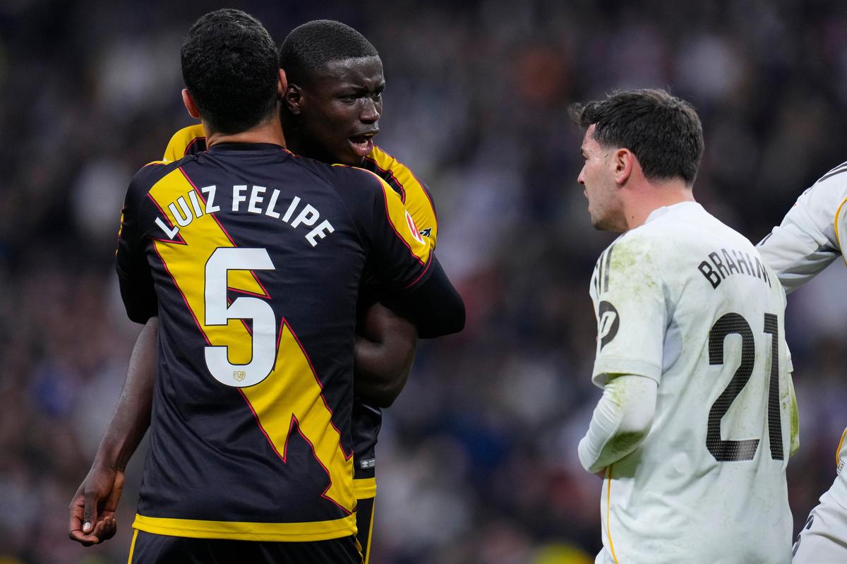Nobel Mendy của Rayo, thứ hai bên trái, tranh cãi với Brahim Diaz của Real Madrid trong trận đấu.