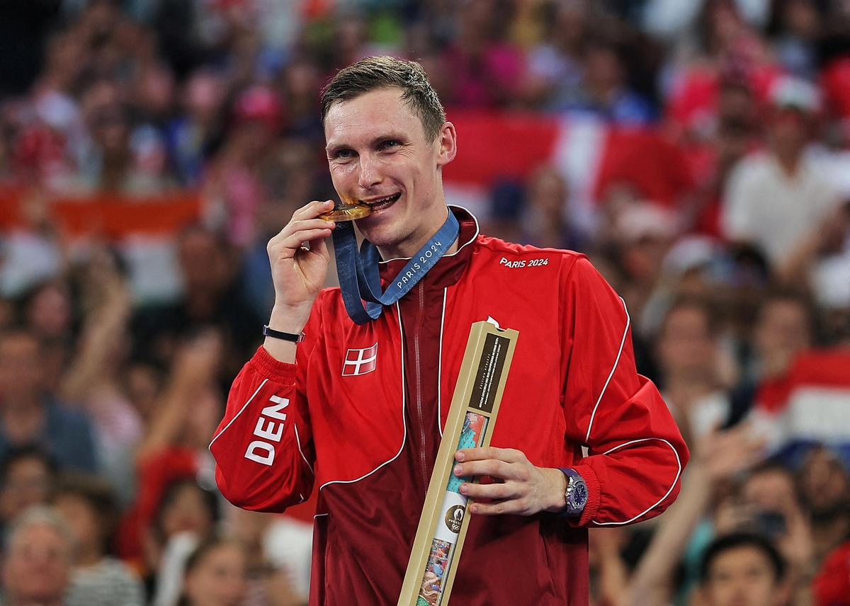 Viktor Axelsen đã noi gương Lin Dan khi giành được hai huy chương vàng Olympic đơn.
