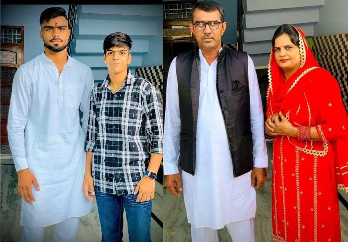 Từ trái sang phải: Neeraj Ghanghas, chị gái Priya, bố Mahendra và mẹ.