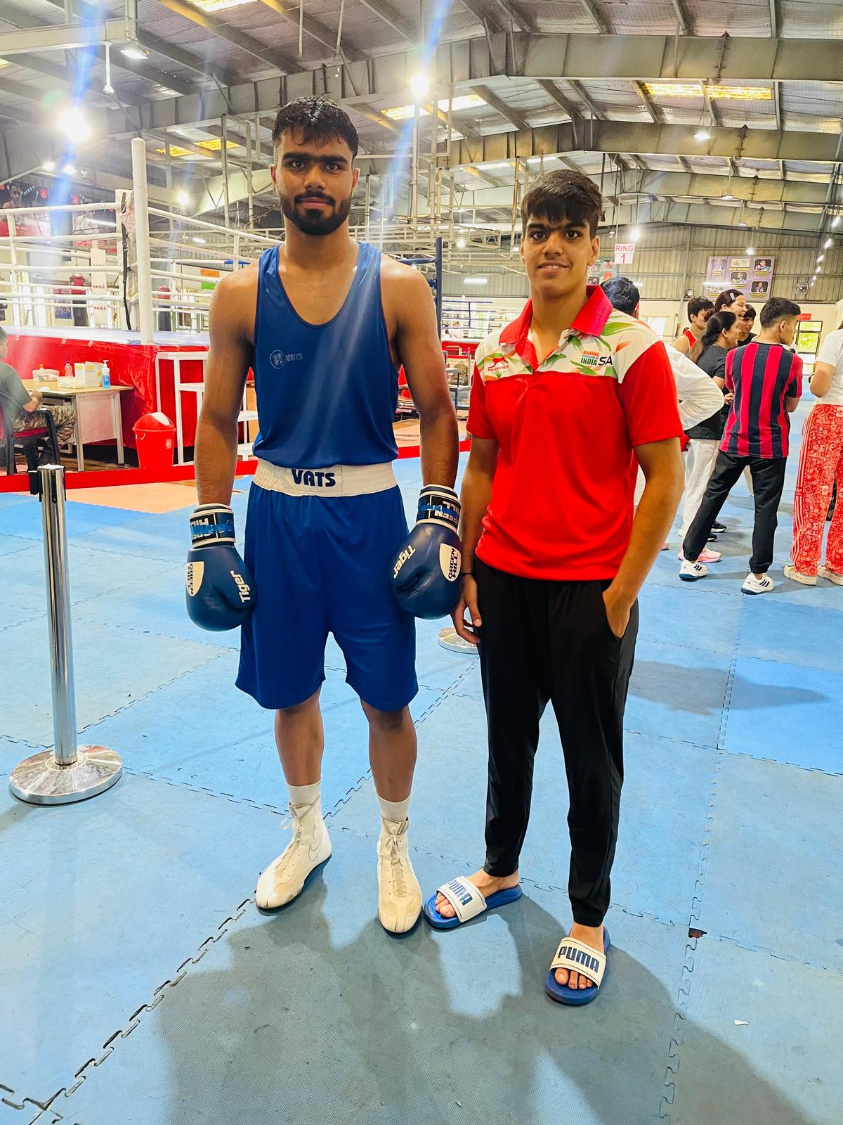 Luôn có những trò trêu chọc vui vẻ giữa Neeraj và Priya.