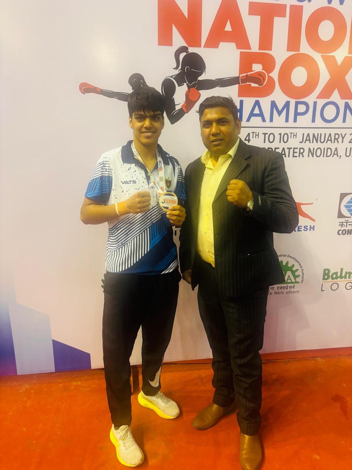 Priya và huấn luyện viên Mahavir.