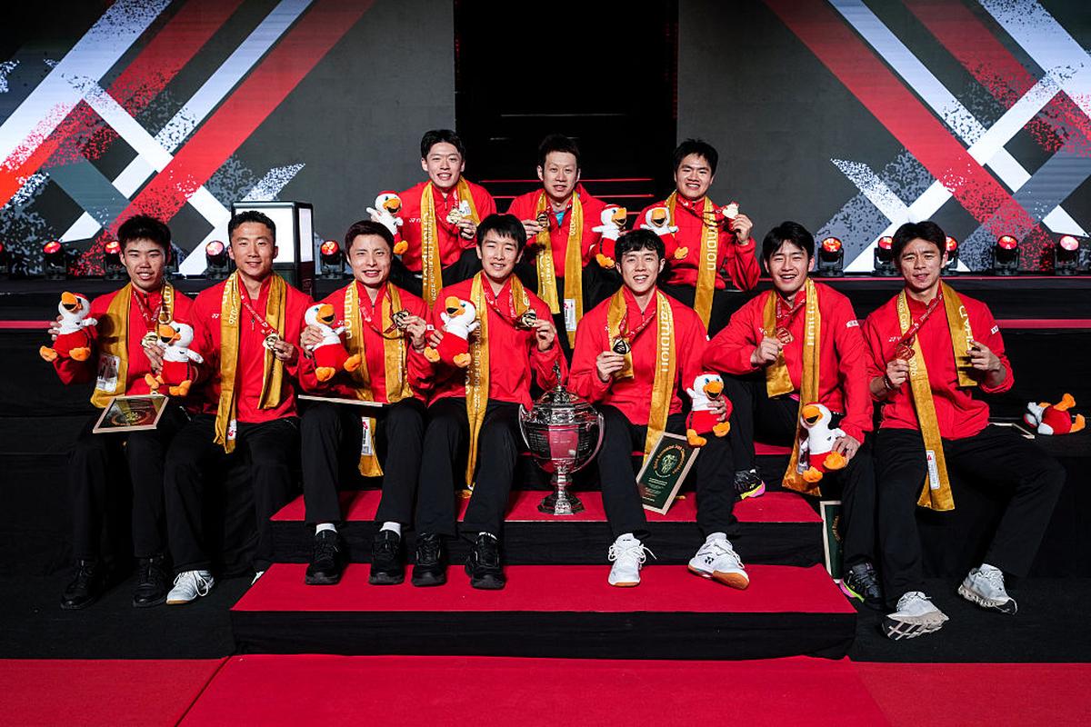 Nhà vô địch Thomas Cup Trung Quốc chụp ảnh tập thể trên bục vinh quang sau khi đánh bại Pháp trong trận chung kết.