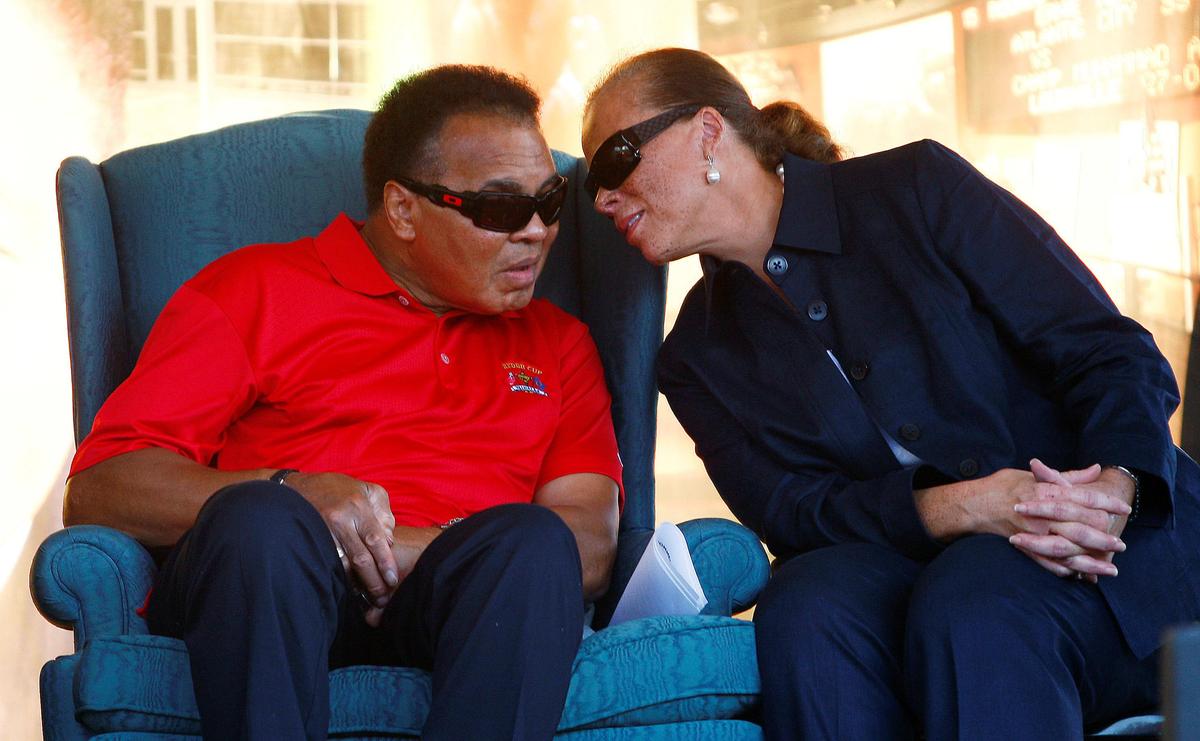 Cựu vô địch quyền anh hạng nặng Muhammad Ali (trái) và vợ Lonnie (phải) tham dự buổi tiếp đón Ryder Cup tại Trung tâm Muhammad Ali ở Louisville, Kentucky, vào ngày 17 tháng 9 năm 2008.