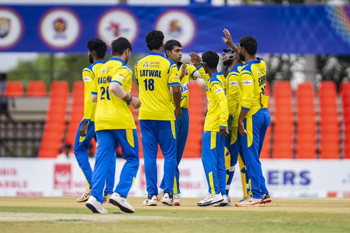 Mahe Strikers đã tiến gần hơn đến việc giành được một suất đá playoff ở giải đấu thứ ba của Pondicherry Premier League.